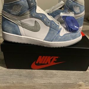 Jordan 1 Hyper Royal